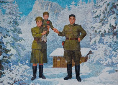 عائلة سعيدة. Kim Il-sung وزوجته Kim Jong-suk مع ابنه Kim Jong-Il ، الستينيات بواسطة غير معروف