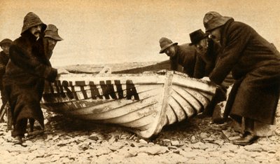 سحب أحد قوارب Lusitanias ، أيرلندا ، مايو 1915 ، 1933. بواسطة غير معروف