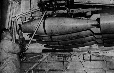 قنابل ثقيلة في رفوف قارب RAF Short Sunderland الطائر ، c1940 1943 بواسطة غير معروف