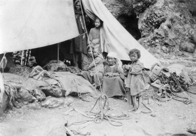 عائلة قبيلة التل ، شاكراتا ، 1917 بواسطة غير معروف
