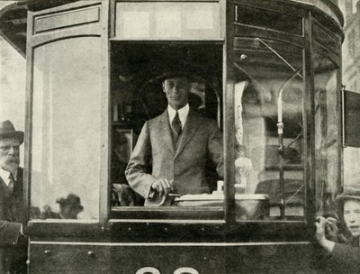 جلالته يقود الترام عبر شوارع غلاسكو ... ، 1924 ، 1937. بواسطة غير معروف