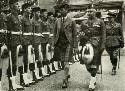 جلالة الملك يتفقد الحرس الشرف للساعة السوداء في بيرث في أغسطس عام 1935. بواسطة غير معروف