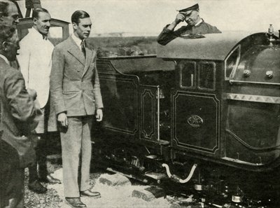 جلالة الملك يتفقد سكة الحديد المصغرة في نيو رومني ، كينت ، 1926 ، 1937. بواسطة غير معروف
