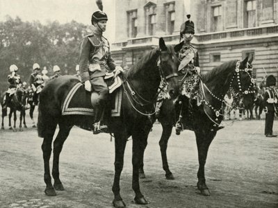 جلالة الملك مع دوق غلوستر ، في فرقة Trooping the Colour ، 1928 ، 1937. بواسطة غير معروف