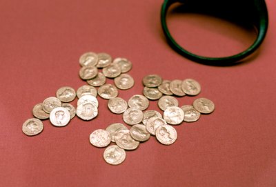 العثور على كنز من العملات الذهبية الرومانية في إنجلترا بواسطة غير معروف