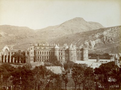 قصر هوليرود ، إدنبرة ، اسكتلندا ، 1887 بواسطة غير معروف