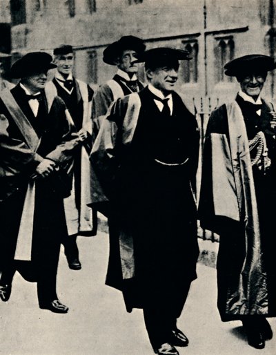 درجة فخرية في جامعة أكسفورد ، 1925 ، 1945. بواسطة غير معروف