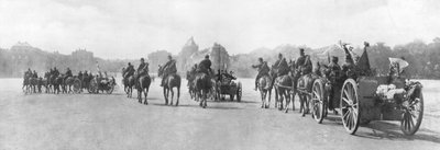 مدفعية تجرها الخيول تمر بقصر فرساي ، فرنسا ، أغسطس 1914 بواسطة غير معروف