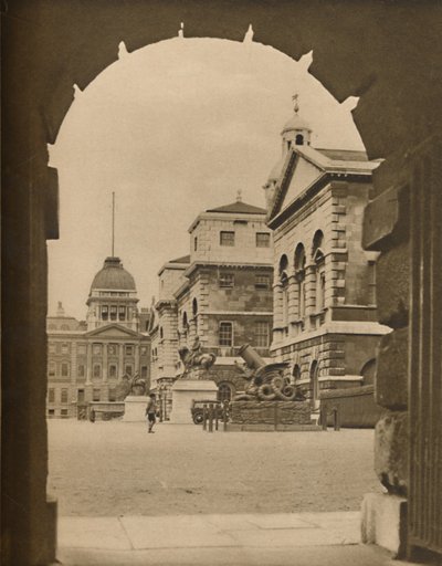 موكب حرس الحصان مؤطر في ممر ممر الخزانة ، c1935. بواسطة غير معروف
