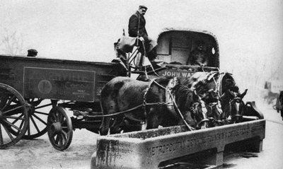 الخيول التي تشرب من حوض الماشية ، لندن ، 1926-1927 بواسطة غير معروف