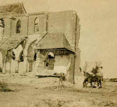 الخيول ترعى بالقرب من الكنيسة المدمرة ، فرايز ، شمال فرنسا ، c1914-c1918 بواسطة غير معروف