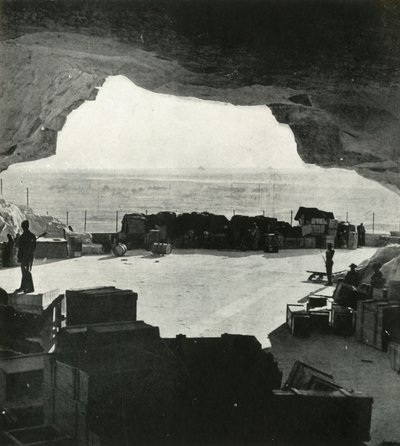 تم تصنيع مخازن ضخمة مضادة للقصف ومحلات تصليح من الكهوف ، c1942-1943 ، 1945. بواسطة غير معروف