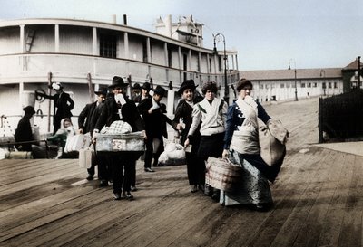 المهاجرون إلى الولايات المتحدة يهبطون في جزيرة إليس ، نيويورك ، c1900 بواسطة غير معروف
