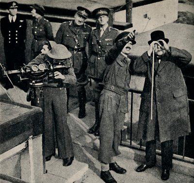 في حفرة بندقية مضادة للطائرات ، 17 أكتوبر 1941 ، 1945. بواسطة غير معروف