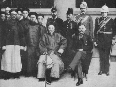 في Far Cathay - مجموعة مثيرة للاهتمام في هونغ كونغ ، تم التقاطها قبل ذهاب Li Hung إلى Pekin ، 1900 بواسطة غير معروف