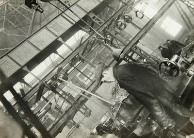 في مصنع الهندسة الميكانيكية ، اتحاد الجمهوريات الاشتراكية السوفياتية ، 1930s بواسطة غير معروف