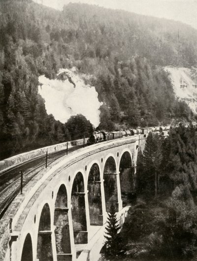 في وادي سمرينغ ، النمسا. قطار جيد يعبر جسر Gamperl المنحني ، 1935-1936. بواسطة غير معروف