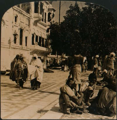 في فناء المعبد الذهبي. أمريتسار ، الهند ، 1907 بواسطة غير معروف