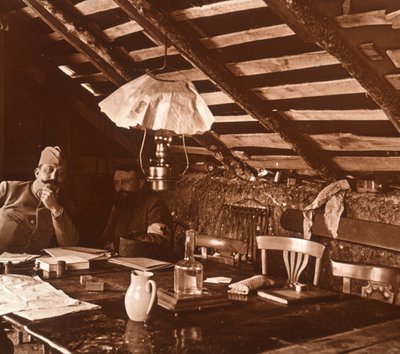 في الخنادق c1914-c1918 بواسطة غير معروف