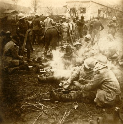 Infantrymen at makeshift kitchen، Cussy farm، Craonne، north France، c1914-c1918 بواسطة غير معروف