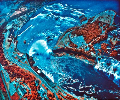 صورة بالأشعة تحت الحمراء لشلالات نياغارا مأخوذة من طائرة NASA Earth Survey 2 بواسطة غير معروف