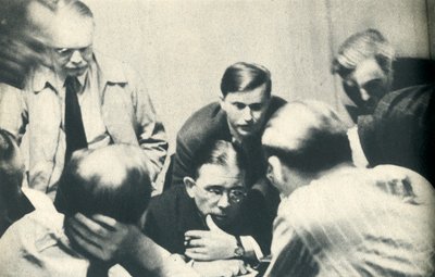 داخل معسكر اعتقال ألماني. يستمع الأمريكيون إلى لندن. ، 1942. بواسطة غير معروف