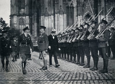 تفتيش القوات عند سفح كاتدرائية كولونيا ، 1919 ، 1945 بواسطة غير معروف