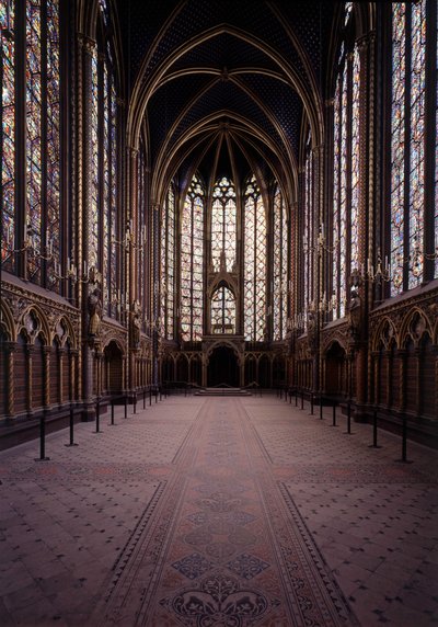 الجزء الداخلي من كنيسة Sainte Chapelle (الكنيسة العلوية) في باريس. الفن القوطي في القرن الثالث عشر. بواسطة غير معروف