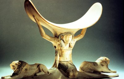مسند رأس عاجي مدعوم بشكل ، مصري قديم ، الأسرة الثامنة عشر ، c1325 قبل الميلاد بواسطة غير معروف