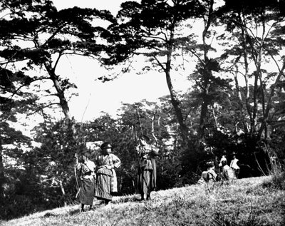 أطفال يابانيون يلعبون بأقواس ، كوريا ، 1900 بواسطة غير معروف