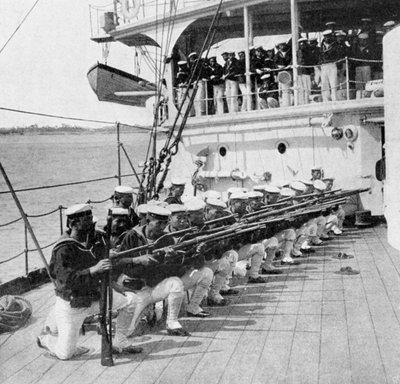 مشاة البحرية اليابانية يحفرون على متن السفينة الحربية ميكاسا ، الحرب الروسية اليابانية ، 1904-5 بواسطة غير معروف
