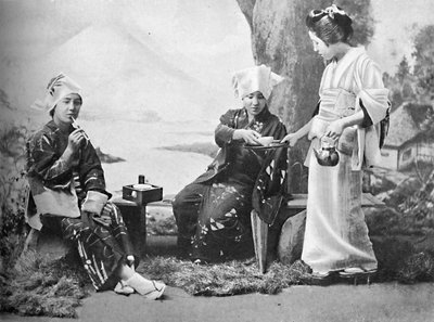 فتيات يابانيات يتناولن الشاي في راحة جانب الطريق ، 1902 بواسطة غير معروف