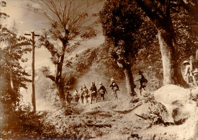 جنود يابانيون يتقدمون نحو ميناء مورسبي ، غينيا الجديدة ، الحرب العالمية الثانية ، 1942 بواسطة غير معروف