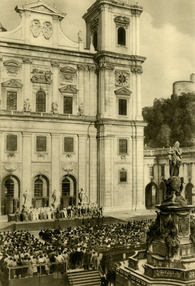 قدم Jedermann أمام كاتدرائية سالزبورغ ، سالزبورغ ، النمسا ، c1935. بواسطة غير معروف