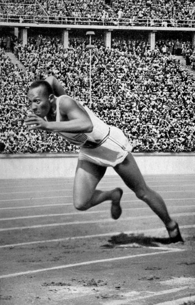جيسي أوينز في بداية 200 متر في أولمبياد برلين ، 1936 بواسطة غير معروف