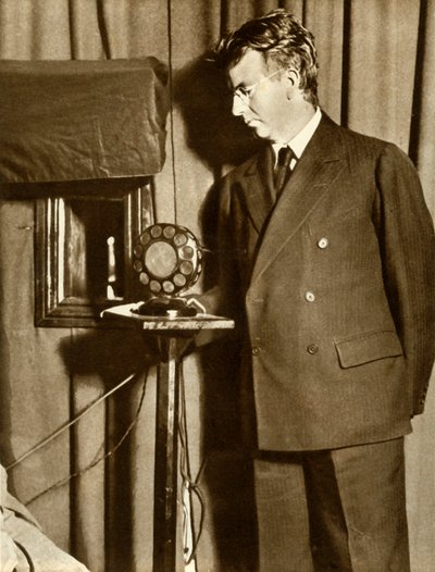جون لوجي بيرد يشاهد أول مسرحية تلفزيونية ، 14 يوليو 1930 ، 1935. بواسطة غير معروف