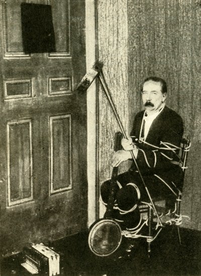 جون نيفيل ماسكلين يؤدي خدعة روح مجلس الوزراء ، c1910. بواسطة غير معروف