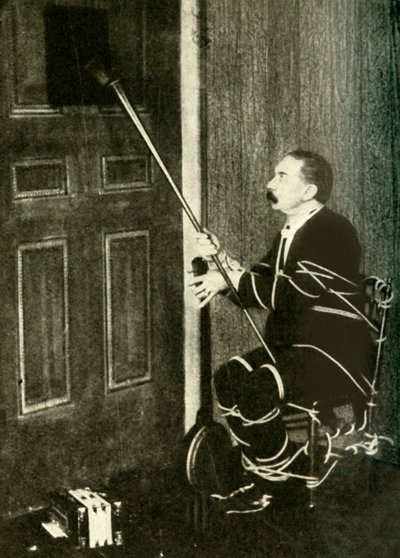 جون نيفيل ماسكلين يؤدي خدعة روح مجلس الوزراء ، c1910. بواسطة غير معروف