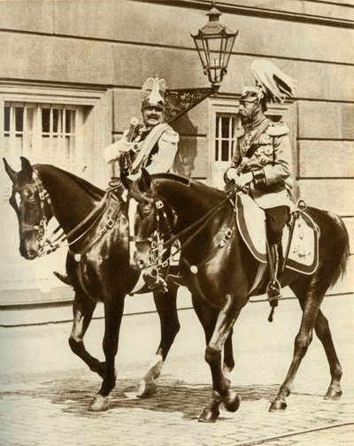 القيصر فيلهلم الثاني والملك جورج الخامس في برلين ، ألمانيا ، 1911 ، 1935. بواسطة غير معروف