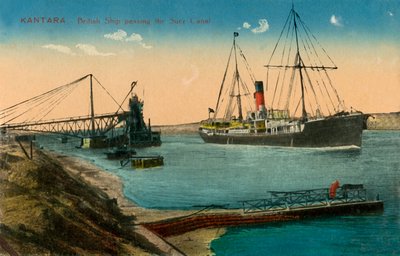 القنطرة - سفينة بريطانية تمر بقناة السويس ، c1918-c1939. بواسطة غير معروف