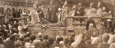 أدى الملك تشارلز الرابع اليمين في تتويج بودابست في 30 ديسمبر 1916 ، 1916. بواسطة غير معروف