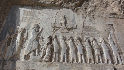 King Darius I. and prisoners, 521 BC بواسطة غير معروف
