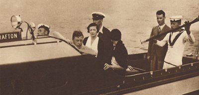 الملك إدوارد يعود إلى يخته من جزيرة الرب عام 1937 بواسطة غير معروف