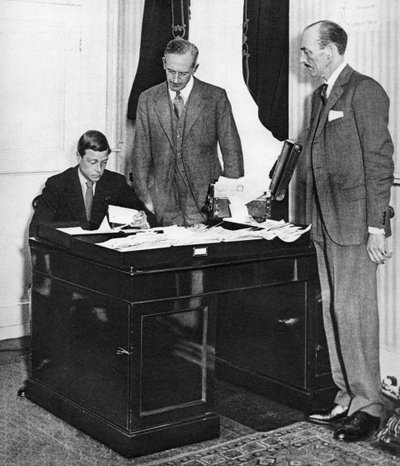 الملك إدوارد الثامن في العمل مع طاقمه في سانت جاميس بالاس ، لندن ، 1936 بواسطة غير معروف