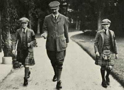 الملك جورج السادس والملك السابق إدوارد الثامن مع أستاذهم هانسل ، 1911 ، 1937. بواسطة غير معروف