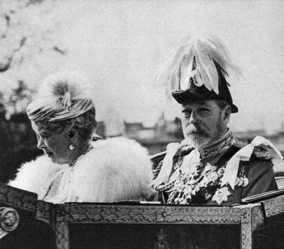 الملك جورج الخامس والملكة ماري في طريقهما إلى كاتدرائية سانت بولس ، اليوبيل الفضي ، 1935 بواسطة غير معروف