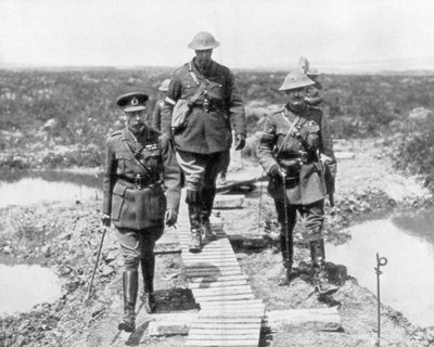 عرض الملك جورج الخامس والجنرال الكندي كوري الأرض التي تم الاستيلاء عليها في فيمي وميسين ، 1917 بواسطة غير معروف