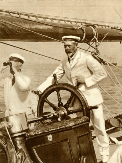 الملك جورج الخامس على عجلة يخته ، بريطانيا ، خلال أسبوع كاوز ريغاتا ، 1924 ، 1935. بواسطة غير معروف