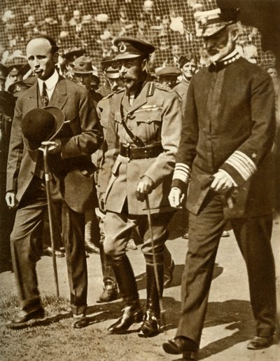 الملك جورج الخامس يحضر مباراة بيسبول في ستامفورد بريدج ، لندن ، 1935. بواسطة غير معروف