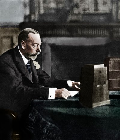 الملك جورج الخامس يبث إلى الإمبراطورية في يوم عيد الميلاد ، ساندرينجهام ، 1935 بواسطة غير معروف